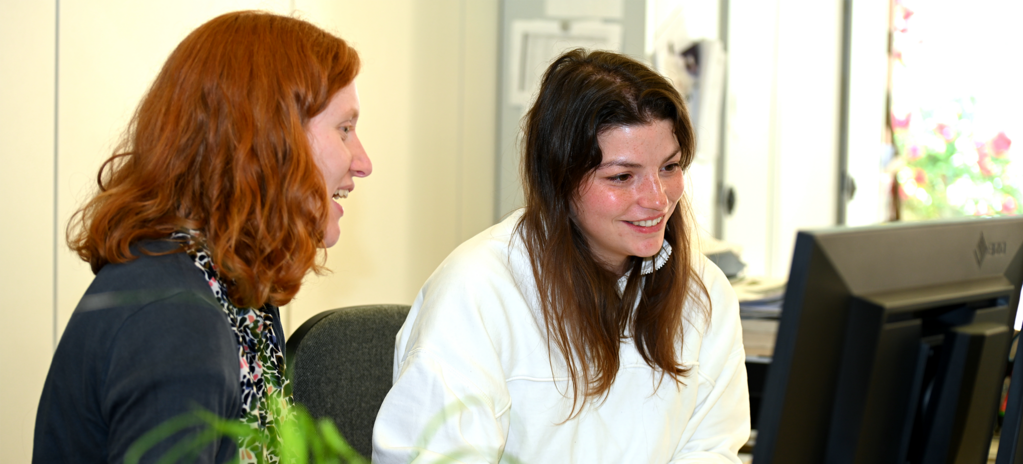 Werkstudentinnen vor Computer
