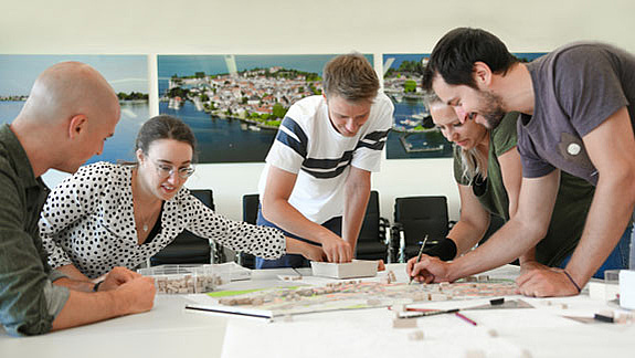 Menschen bei Zusammenarbeit