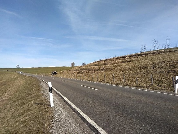 Blick von Süden auf die B16 