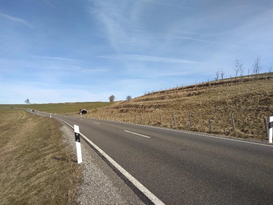 Blick von Süden auf die B16 