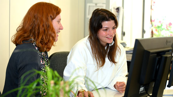 Werkstudentinnen vor Computer